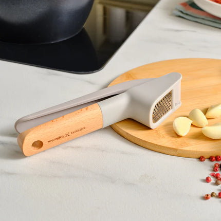 KARACA Karaca x Refika Gadgets knoflookpers met houten handvat