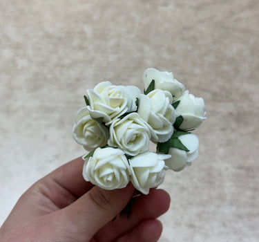 Kunstmatige rozenbloemkoppen – 12 stuks cream - white kunstrozen van schuim voor doe-het-zelf bruidsboeketten, tafeldecoraties, bloemstukken, feesten, babyshowers en woondecoratie (met steel, cream - white).