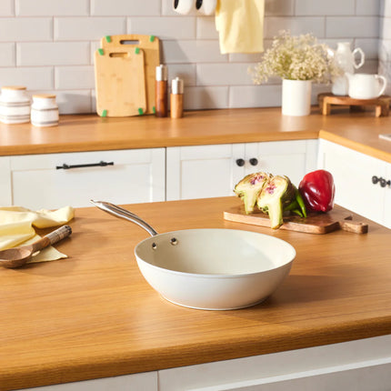 karaca Karaca Swiss Crystal Amandelcrème Wokpan met handvat 28 cm