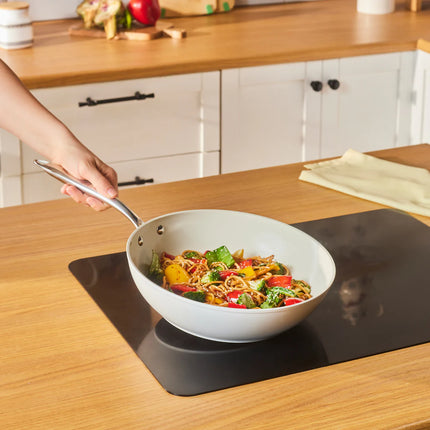 karaca Karaca Swiss Crystal Amandelcrème Wokpan met handvat 28 cm