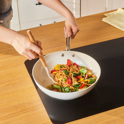 karaca Karaca Swiss Crystal Amandelcrème Wokpan met handvat 28 cm