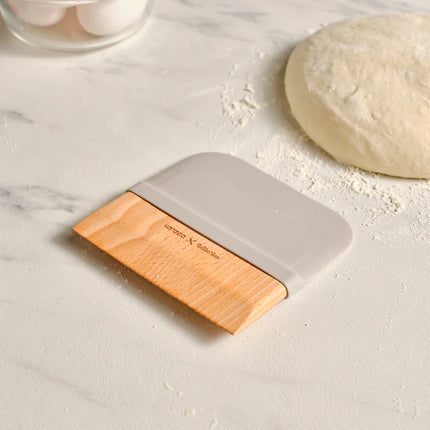 KARACA Karaca x Refika Gadgets dubbelzijdige houten deegschraper