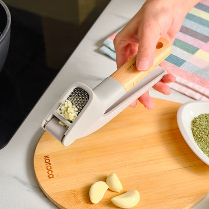 KARACA Karaca x Refika Gadgets knoflookpers met houten handvat