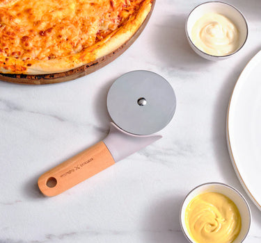 KARACA Karaca x Refika Gadgets pizzasnijder met houten handvat