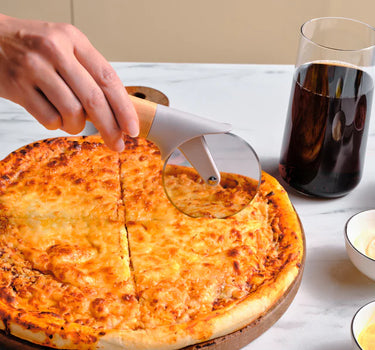 KARACA Karaca x Refika Gadgets pizzasnijder met houten handvat