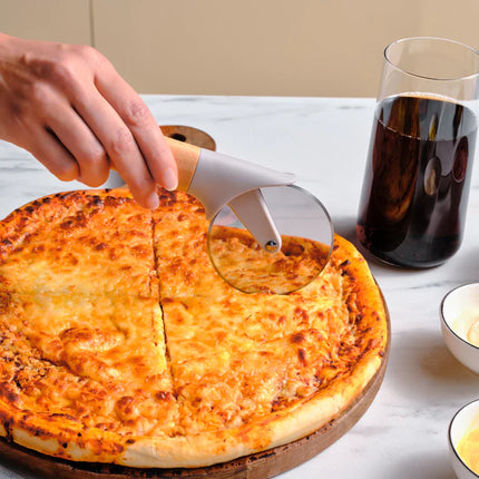 KARACA Karaca x Refika Gadgets pizzasnijder met houten handvat